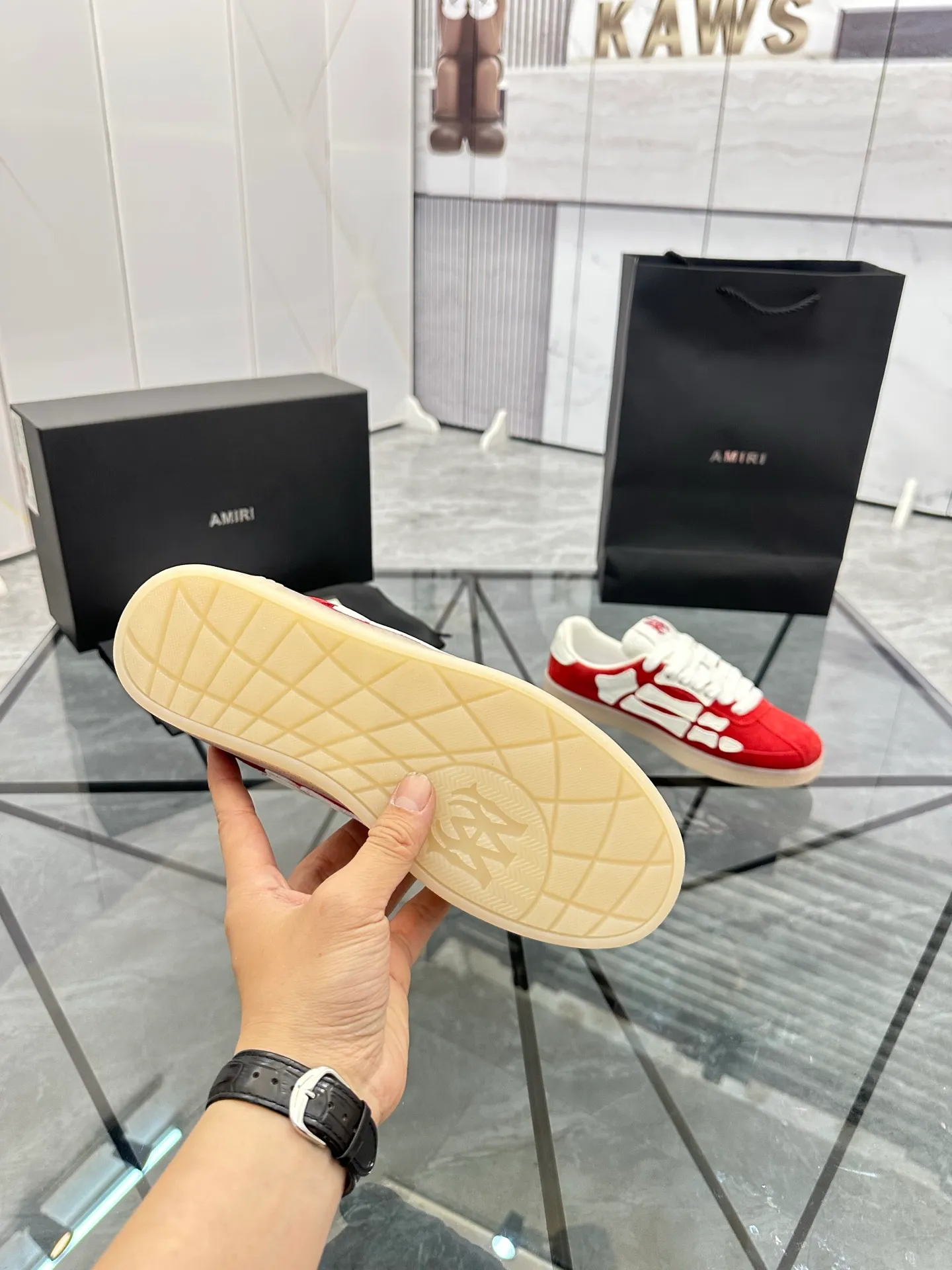 Men's shoes: 💰P600¥ Top quality in Guangzhou Product trademark: AMIRI* "Amir*" low-top casual shoes Regular size: 39-44 (can be customized to 45) Product material: Upper imported first-layer cowhide spliced ​​nubuck leather, breathable lining, original outsole. Number: 525